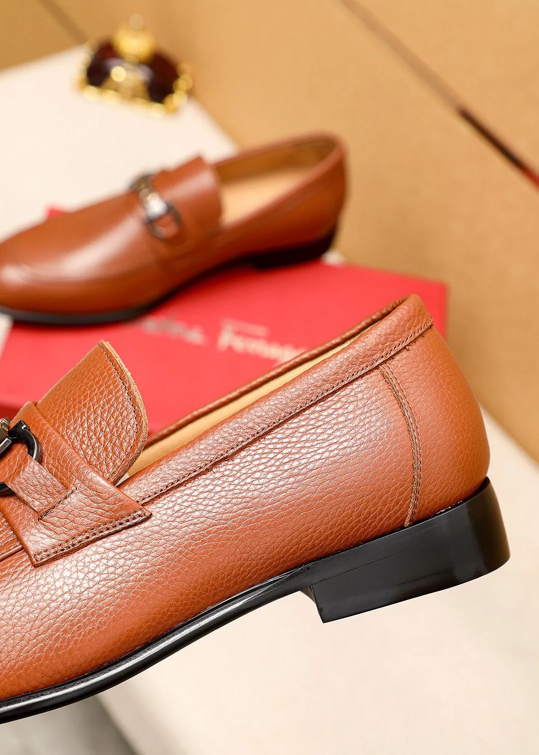 Men's shoes 💰462 💐 Product trademark: Ferragamo "Ferragamo" casual leather shoes Regular size: 38-44 (45.46.47🉑️Customized) Product materials: Selected imported pebbled cowhide upper + classic hardware buckle, imported water-dyed cow leather lining. Strong three-dimensional visual effect, original outsole color: 2 colors available
